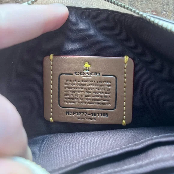 Authentic Coach White Leather Wristlet with Snoopy Graphic - Picture 5 of 5